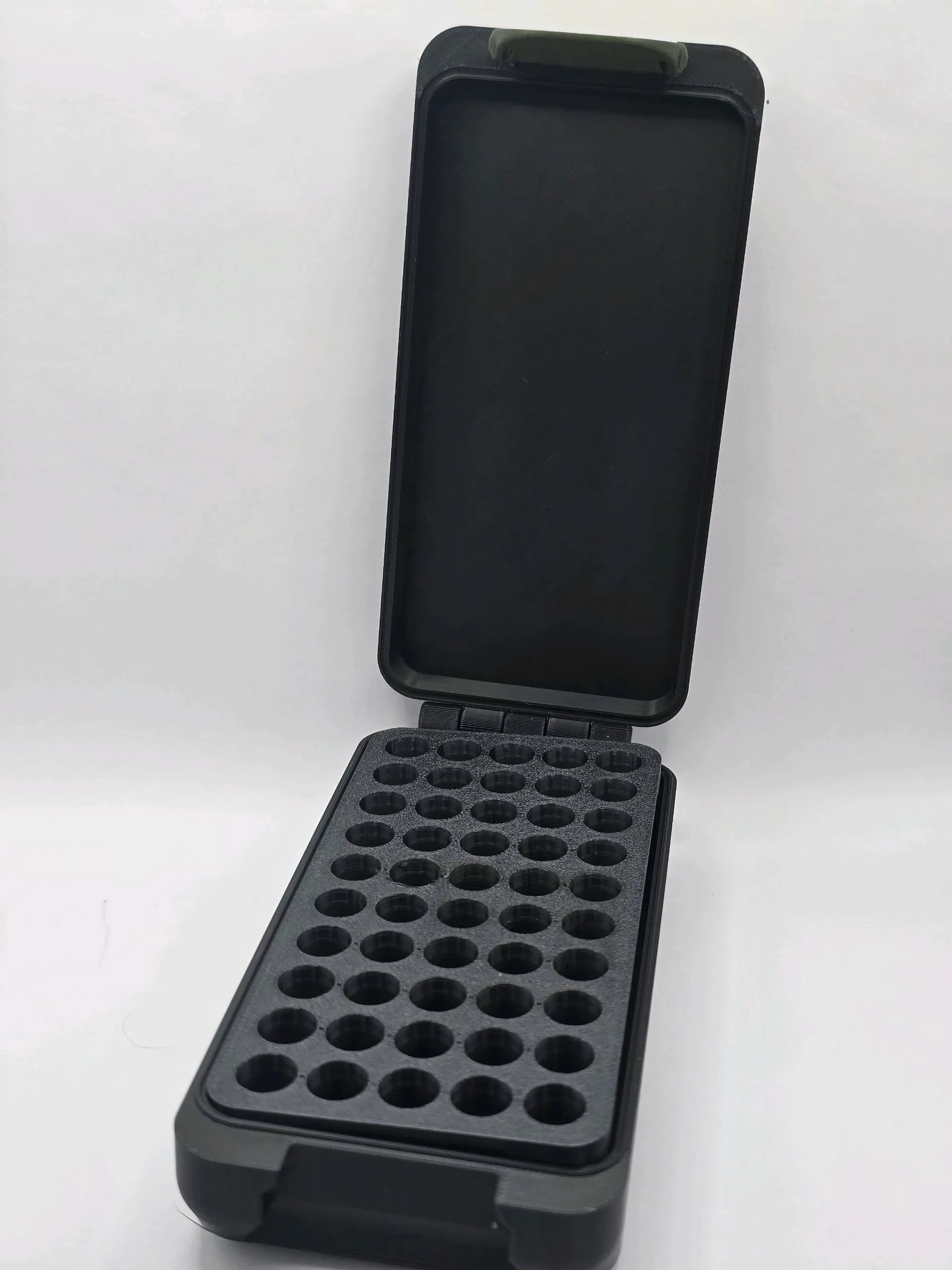 Maleta Kuboo Compacta 50 aberta com cinquenta encaixes individuais vazios