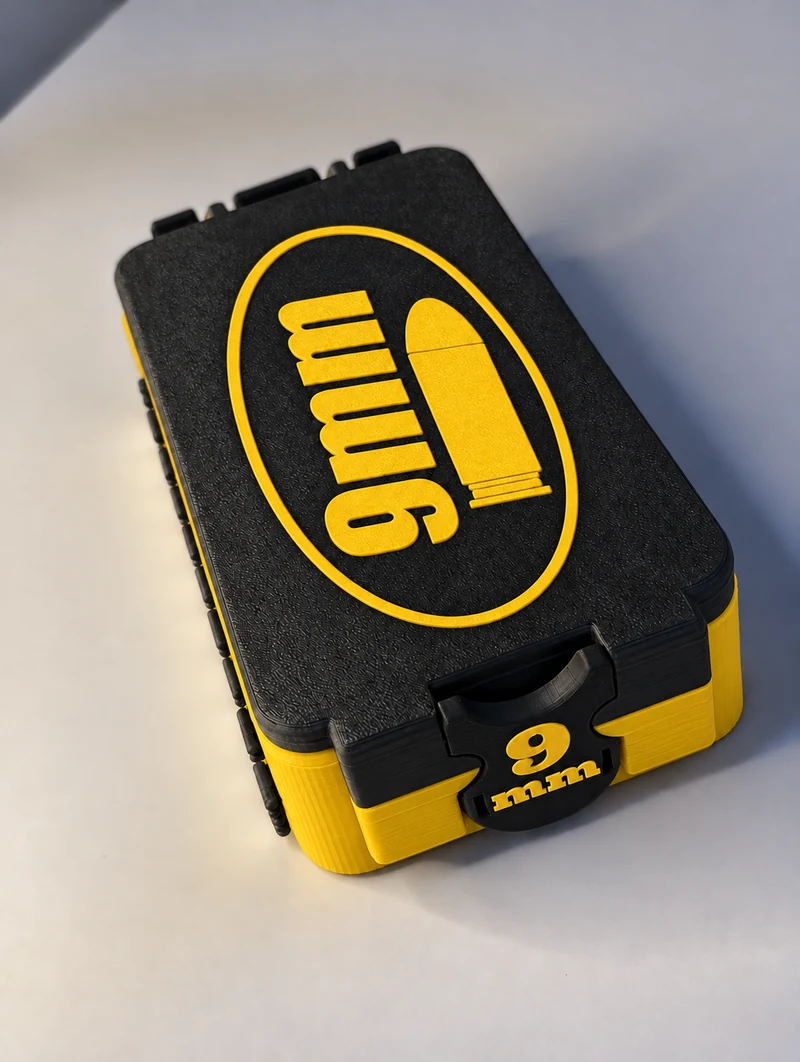 Kuboo Boost 50 fechada, com base amarela e tampa preta personalizada com logo 9mm amarelo
