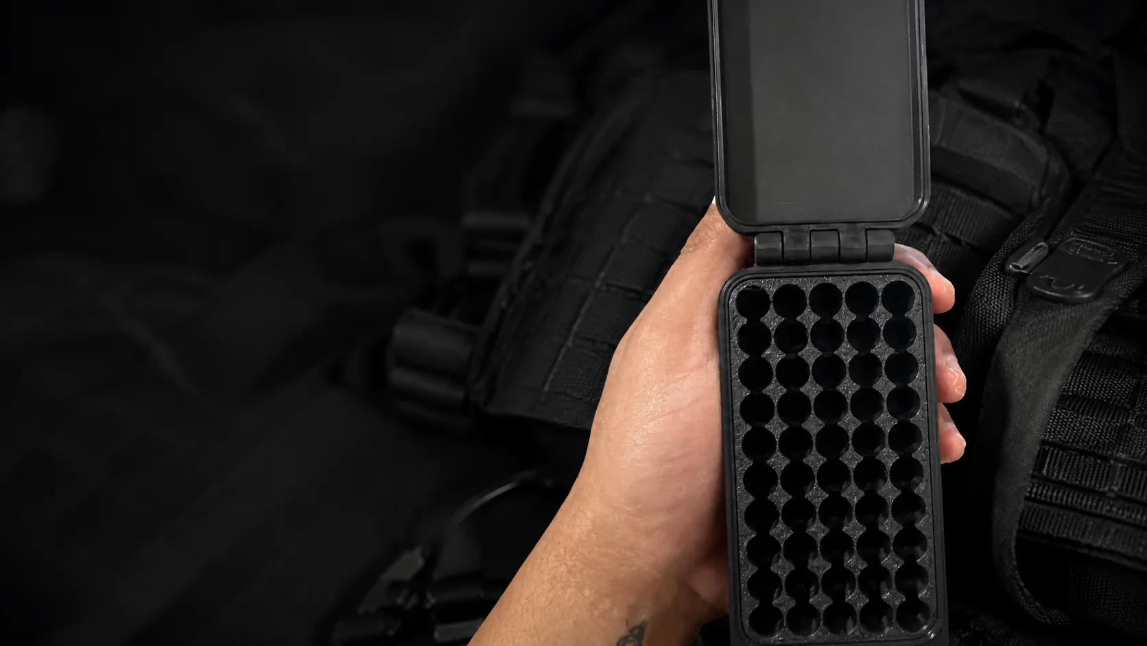 Maleta Kuboo Compacta 50 aberta e vazia, com tampa lisa e cinquenta encaixes individuais