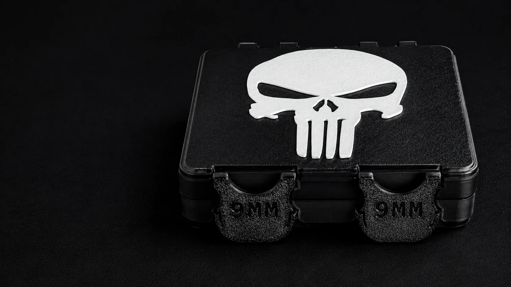 Detalhe da maleta Kuboo Max personalizada com arte branca e dois fechos identificados para 9mm