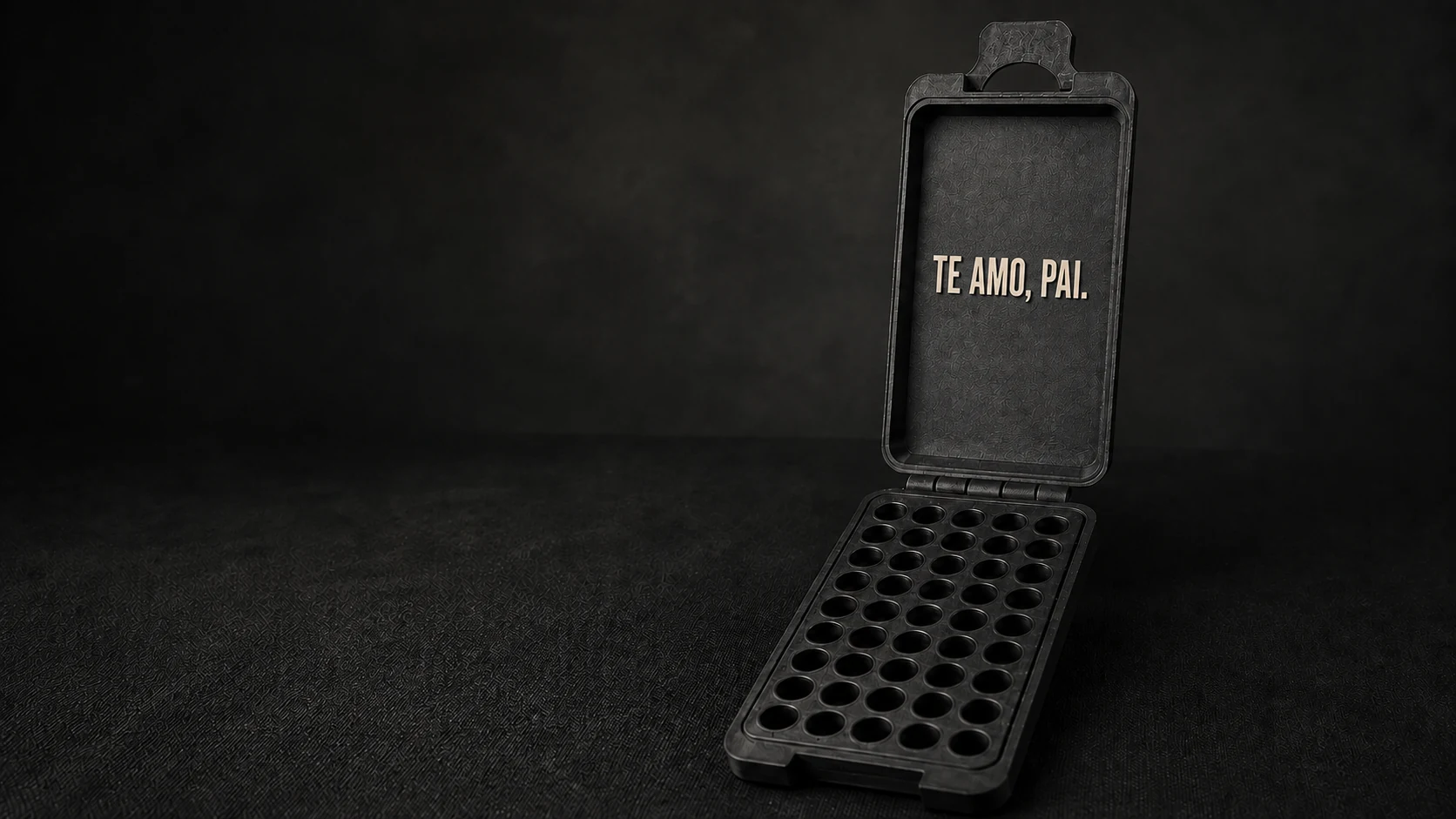 Maleta Kuboo Compacta 50 aberta e vazia com a frase Te amo, pai aplicada na tampa