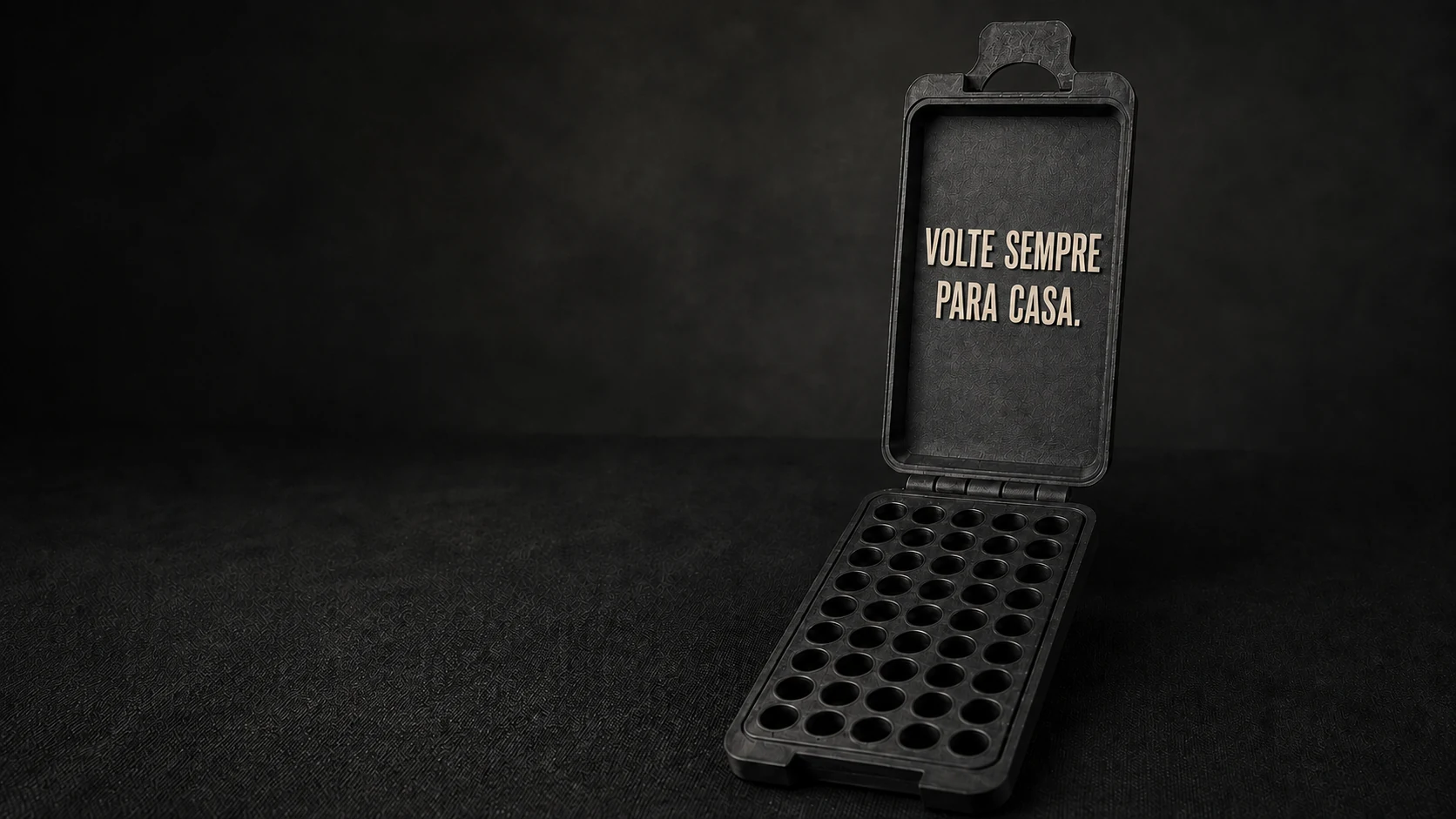 Maleta Kuboo Compacta 50 aberta e vazia com a frase Volte sempre para casa aplicada na tampa