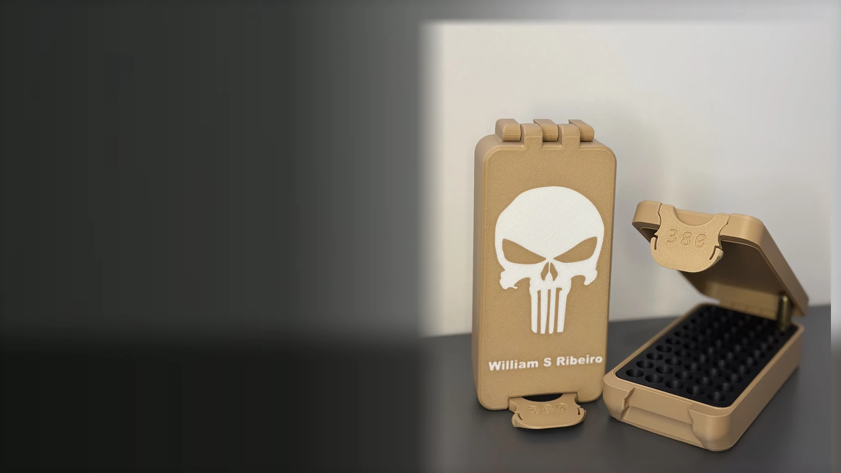 Kit de maletas Kuboo em areia, com uma tampa personalizada com nome e outra maleta aberta