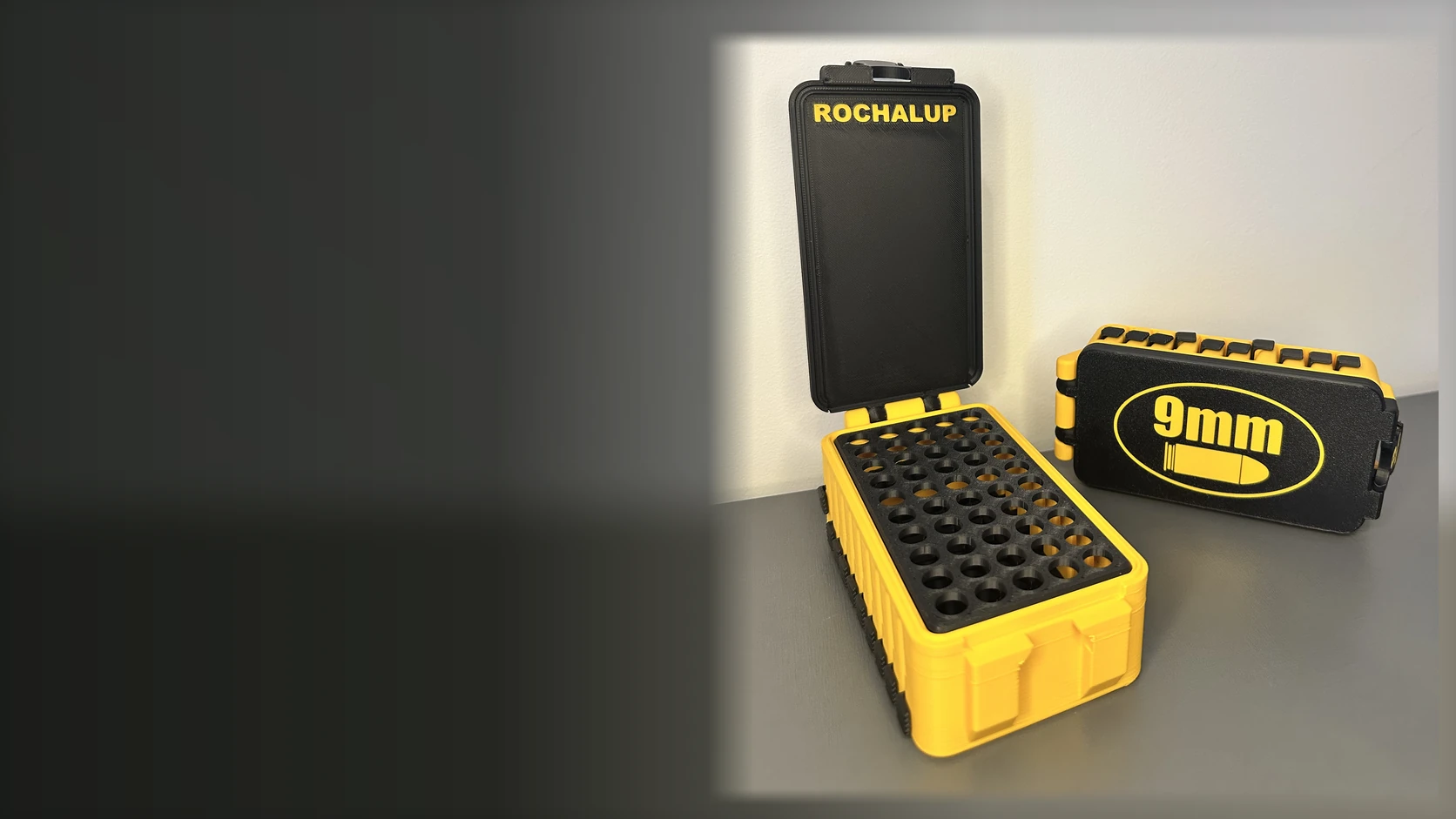 Kit de maletas Kuboo em preto e amarelo, com nome personalizado e arte 9mm nas tampas